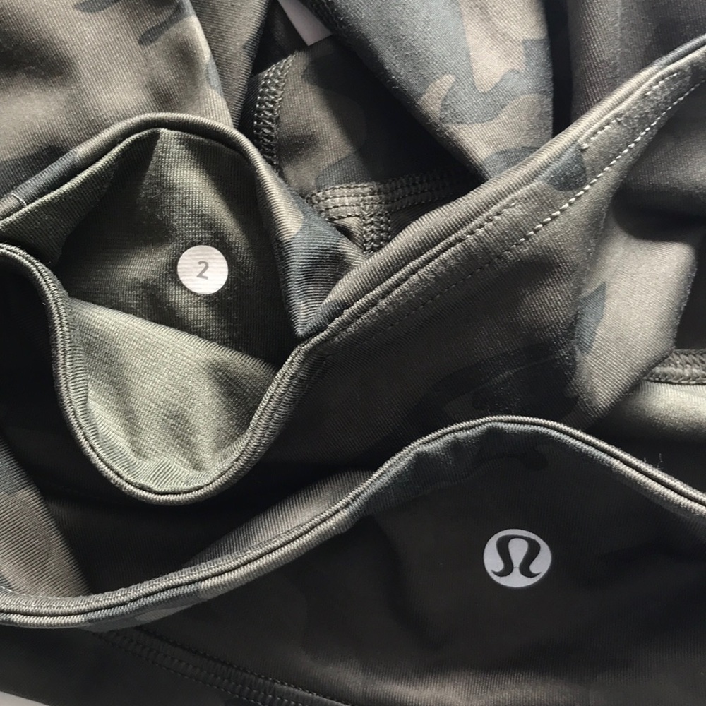 Lululemon RARE Crop Leggings Green Camo 2 pocket - Picture 7 of 8